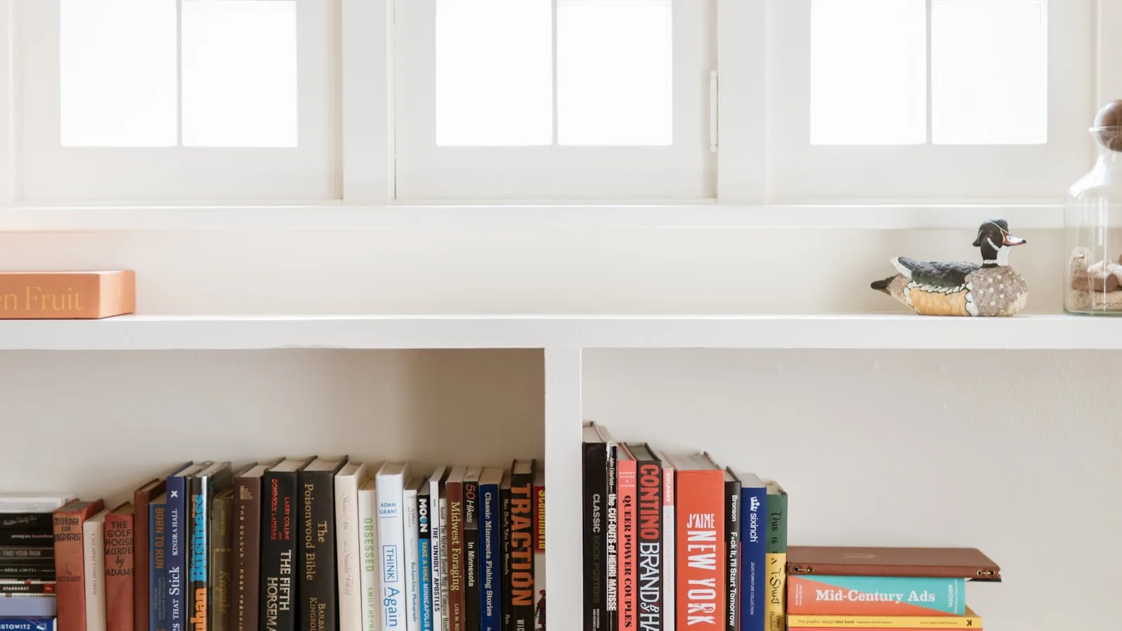 Decor kệ sách đẹp: công thức sắp xếp cân bằng và không rối mắt