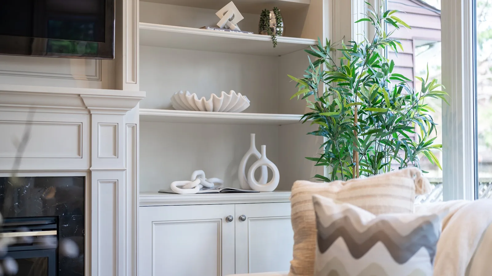 Decor tường sau sofa: 9 ý tưởng tạo điểm nhấn không nặng mắt